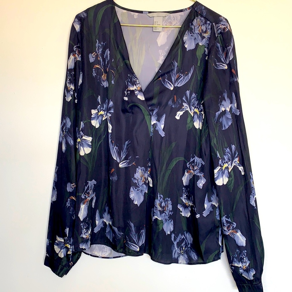 H&M Iris V-neck long sleeve blouse size 4